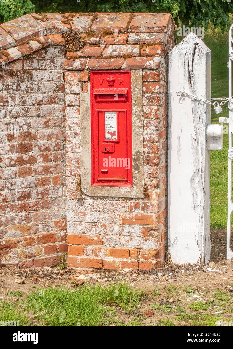 Briefkasten in Ziegelmauer im ländlichen Norfolk Stockfoto