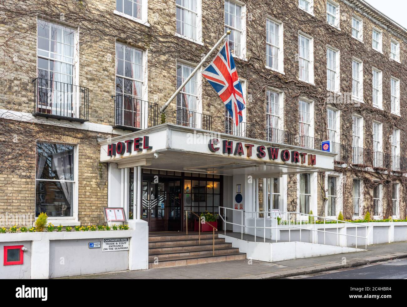 Das Chatsworth Hotel mit georgischer Fassade ist ein denkmalgeschütztes Gebäude. Es ist das älteste und größte Hotel in Worthing, West Sussex, England, Großbritannien. Stockfoto