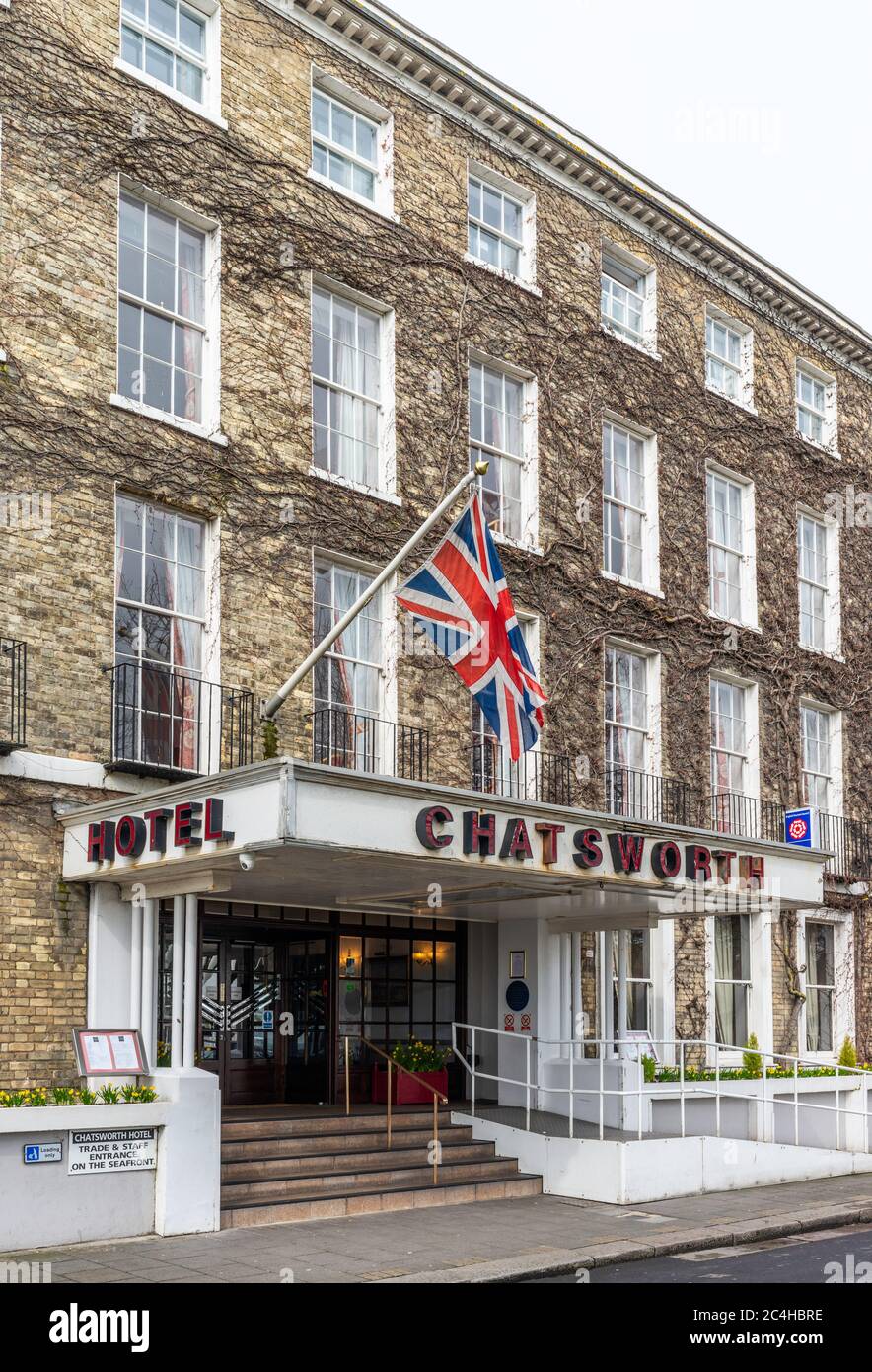 Das Chatsworth Hotel mit georgischer Fassade ist ein denkmalgeschütztes Gebäude. Es ist das älteste und größte Hotel in Worthing, West Sussex, England, Großbritannien. Stockfoto