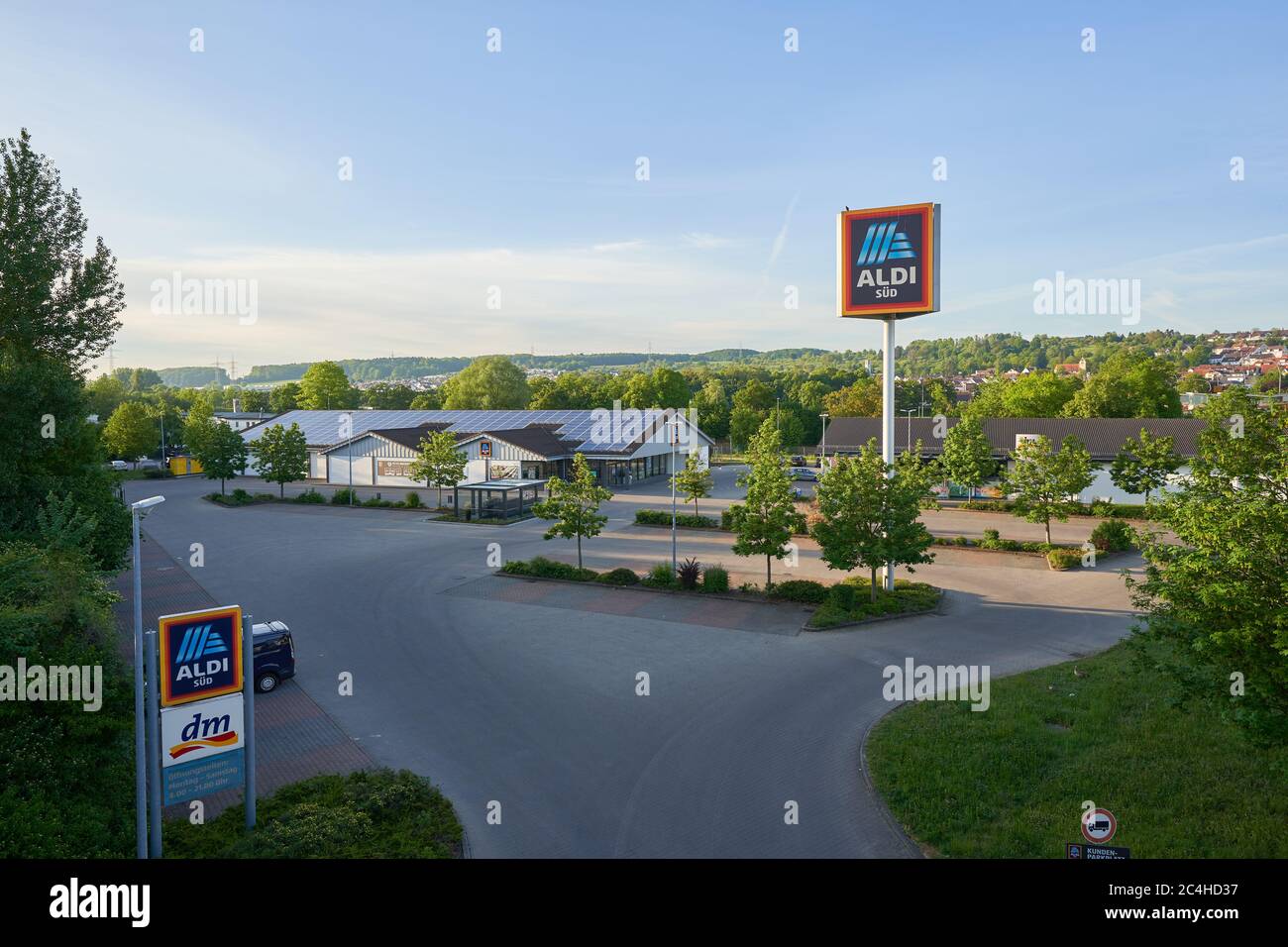 Altbach, 08. Mai 2020: Parkplatz der beiden Discounter Aldi und DM Drogerie. Altbach, Deutschland. Stockfoto