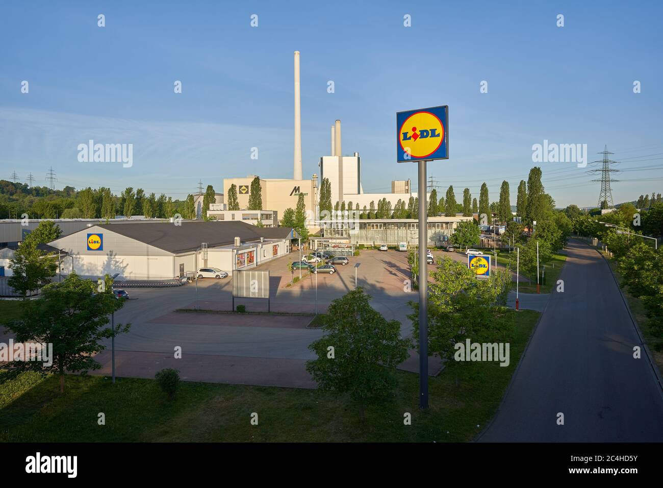 Altbach, Deutschland - 08. Mai 2020: Parkplatz. Lidl ist ein Discounter mit Sitz in Neckarsulm in Baden-Württemberg. Stockfoto