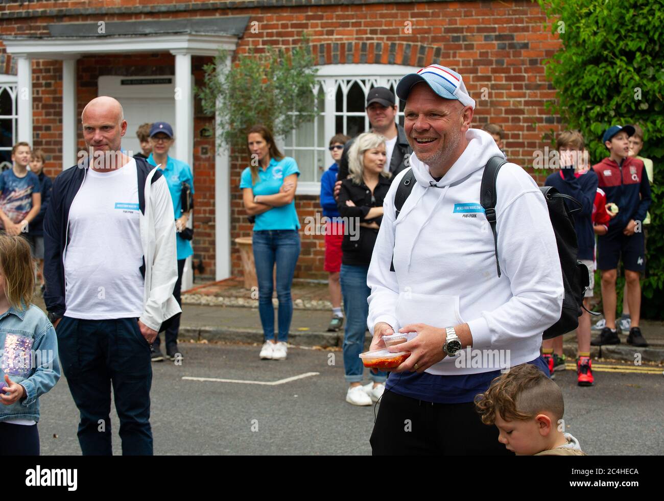 Marlow, Buckinghamshire, Großbritannien. Juni 2020. Starkoch Tom Kerridge, seine ausgehüllten Köche und Freiwilligen von Mahlzeiten aus Marlow haben gekocht und liefern kostenlose Mahlzeiten an NHS Schlüsselarbeiter, Menschen selbst zu isolieren und diejenigen, die während der Coronavirus Sperre benötigen. Heute wurde die 75.000. Mahlzeit an Joyce im Alter von 90 Jahren, die in Marlow lebt, geliefert. Das Projekt konnte durch Spenden von lokalen Unternehmen und Anwohnern laufen und wird auch in Zukunft weitergeführt. Quelle: Maureen McLean/Alamy Live News Stockfoto