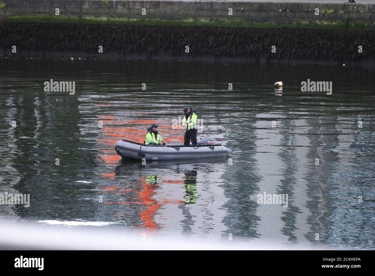 Gardai bietet Sicherheit außerhalb des Dail, im Convention Center, Dublin, wo die Wahl des neuen Taoiseach stattfindet. Stockfoto