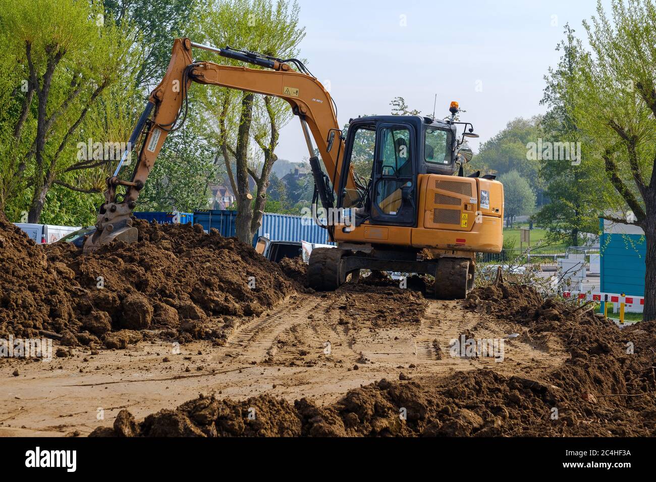 Bagger bewegt Erde auf der Baustelle Stockfoto