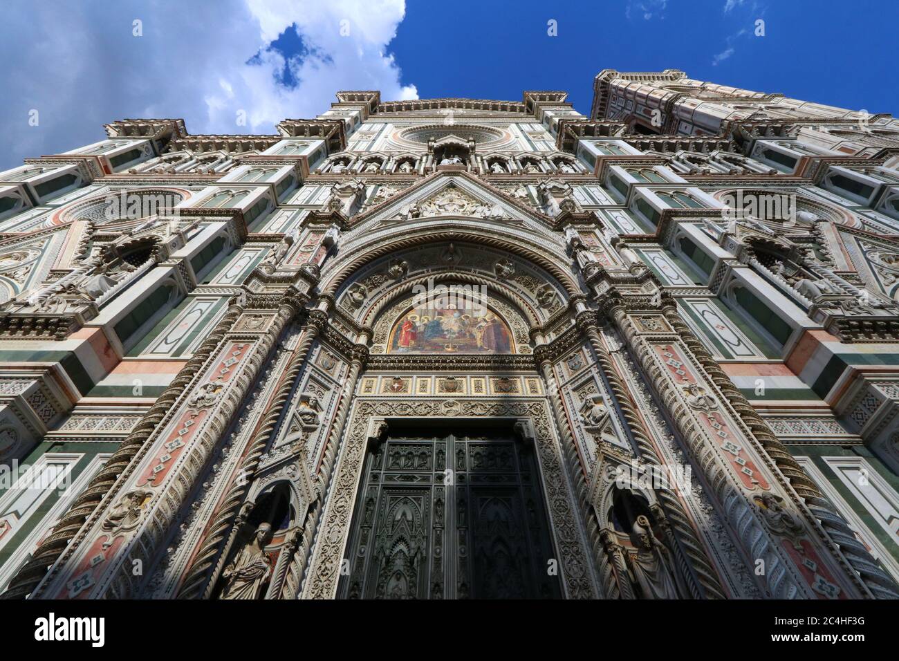 Santa Maria in Fiore Fassade mit Giotto Glockenturm, Weitwinkel von unten in den Himmel aufgenommen, Florenz, Italien, Wort Erbe touristischen Ort Stockfoto