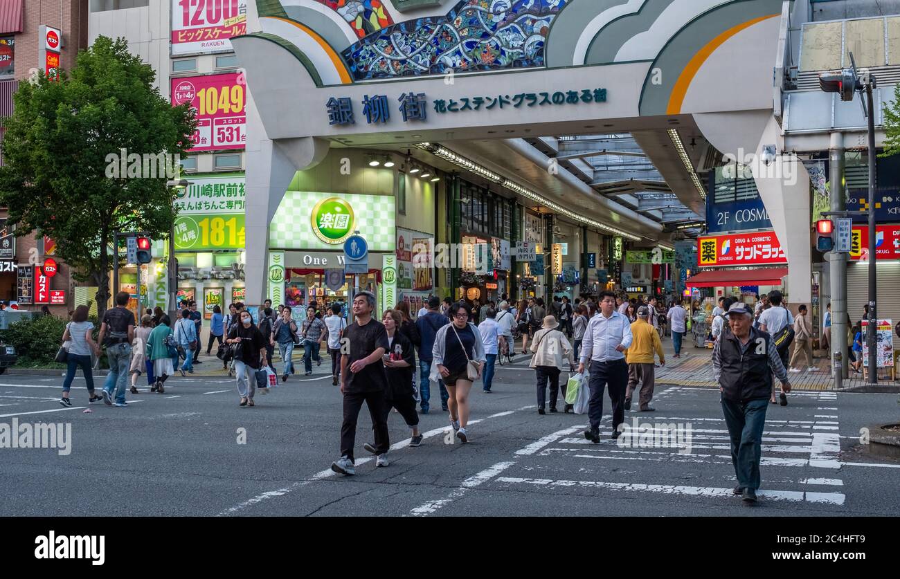 Pendler am Bahnhof Kawasaki, Japan Stockfoto