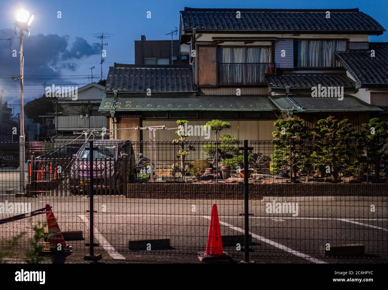 Stadthaus in Kawasaki Vorort in der Abenddämmerung, Japan Stockfoto