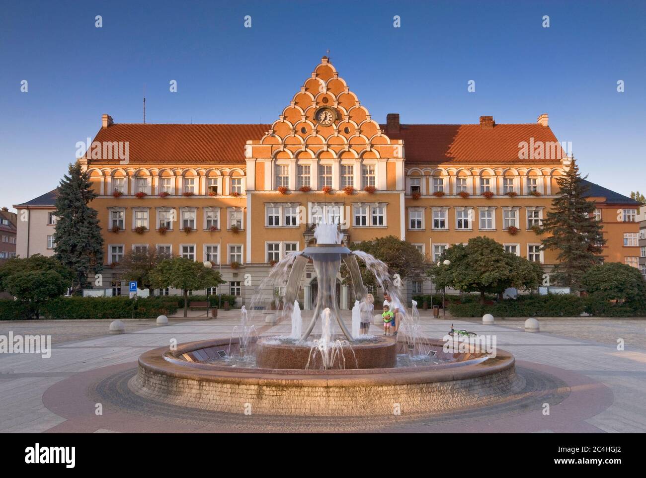 Brunnen und Rathaus bei Sonnenuntergang in Český Těšín, Moravskoslezský kraj, Tschechische Republik Stockfoto