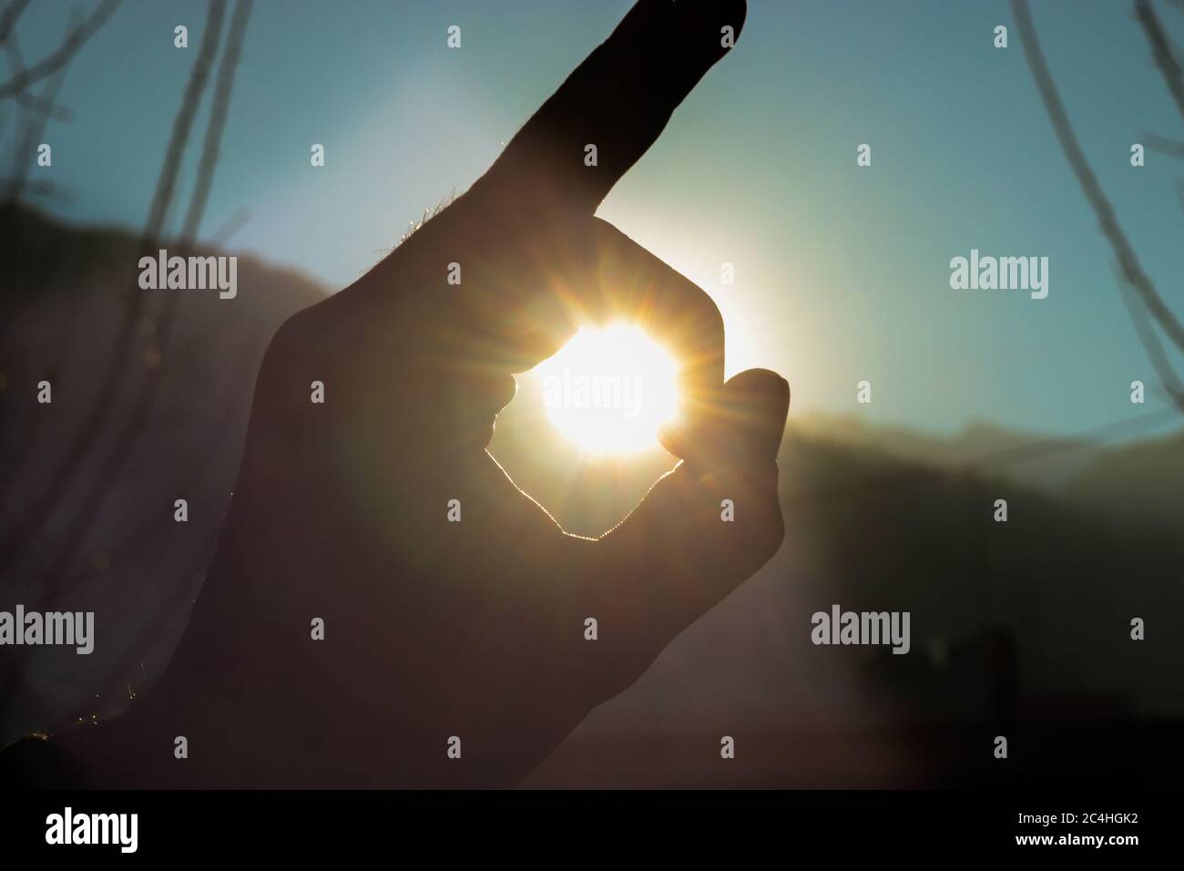 Lens Flare, Sun Flare auf schwarzem Hintergrund Objekt Design Fokus auf Unendlichkeit. Stockfoto