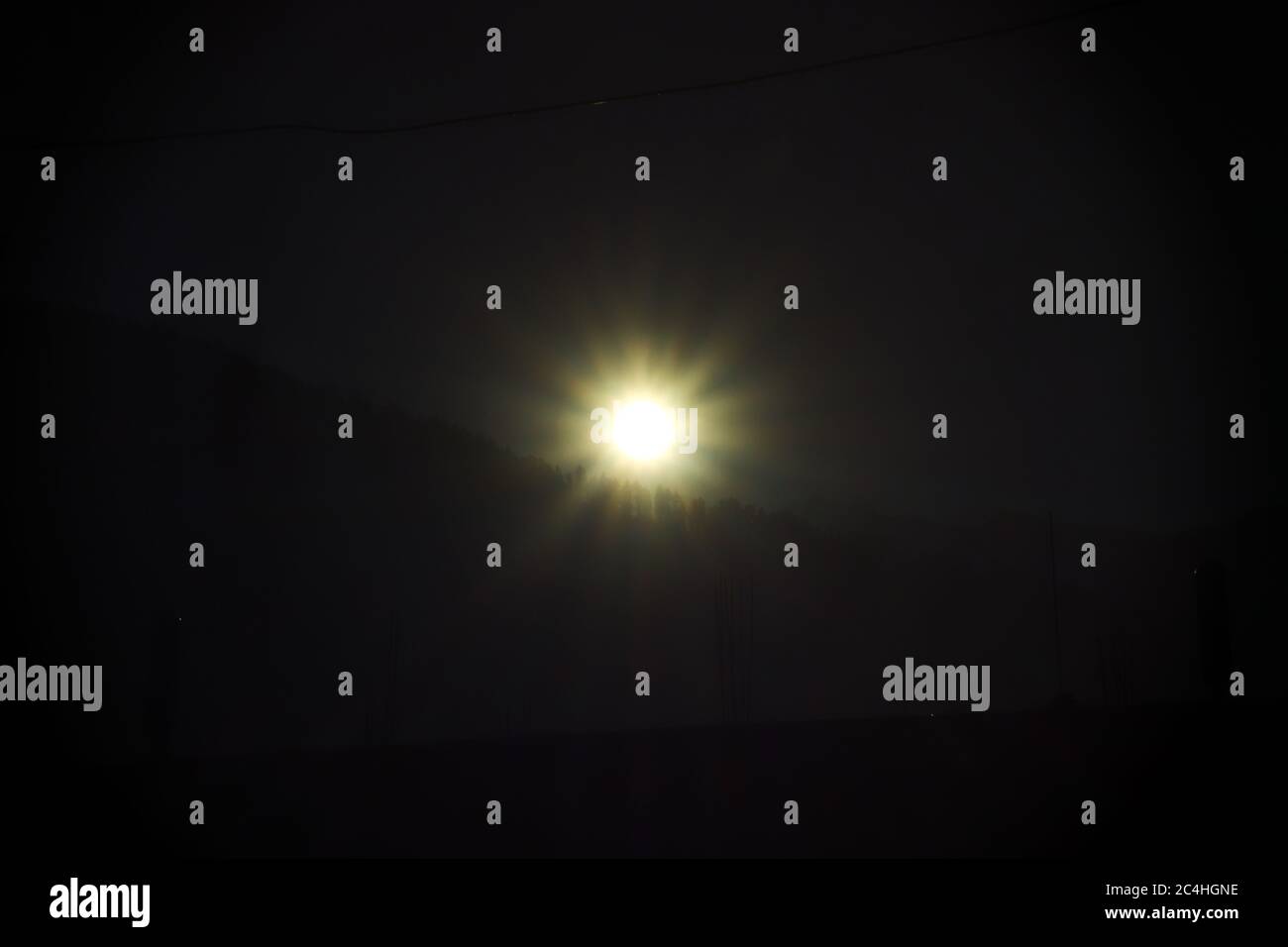 Lens Flare, Sun Flare auf schwarzem Hintergrund Objekt Design Fokus auf Unendlichkeit. Stockfoto