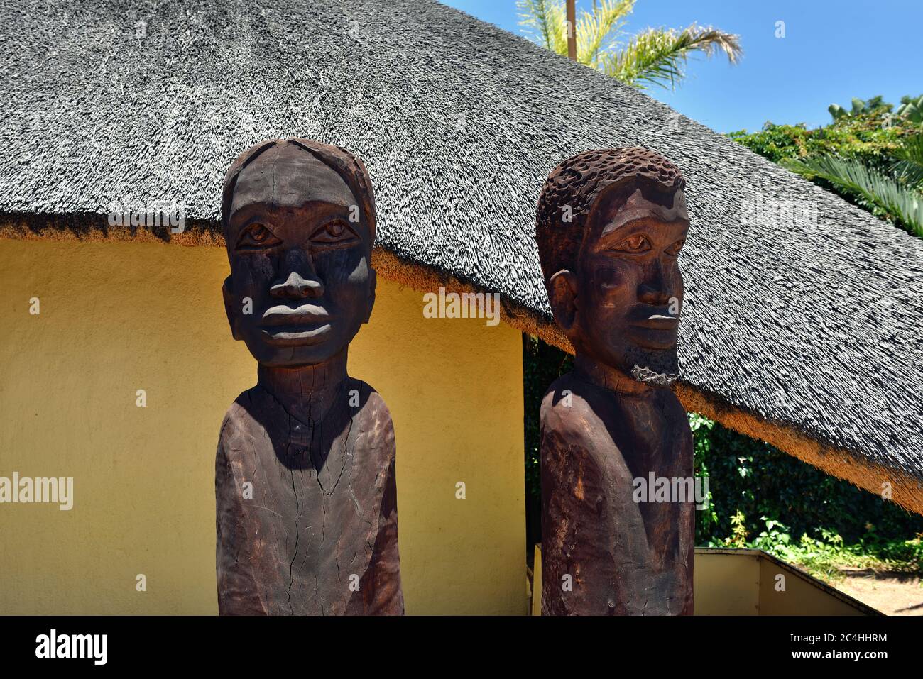 WATERBERG, NAMIBIA - 04. FEB 2016:zwei Holzfiguren in der Frans Indongo Lodge, eine der beliebtesten Übernachtungsstellen in der Waterberg Region Stockfoto