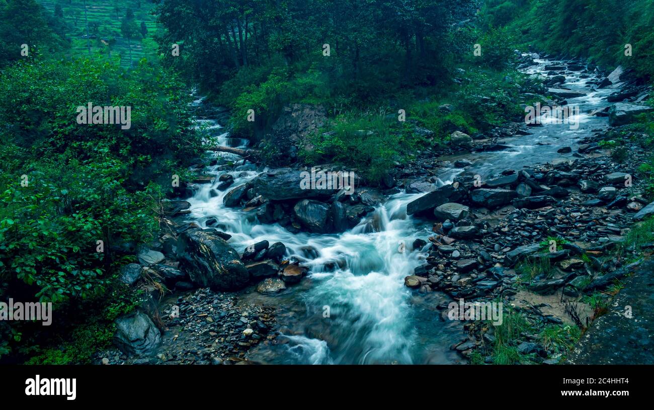 Ein Bergbach, Shoja, Tirthan Valley, Himachal Pradesh, Indien Stockfoto