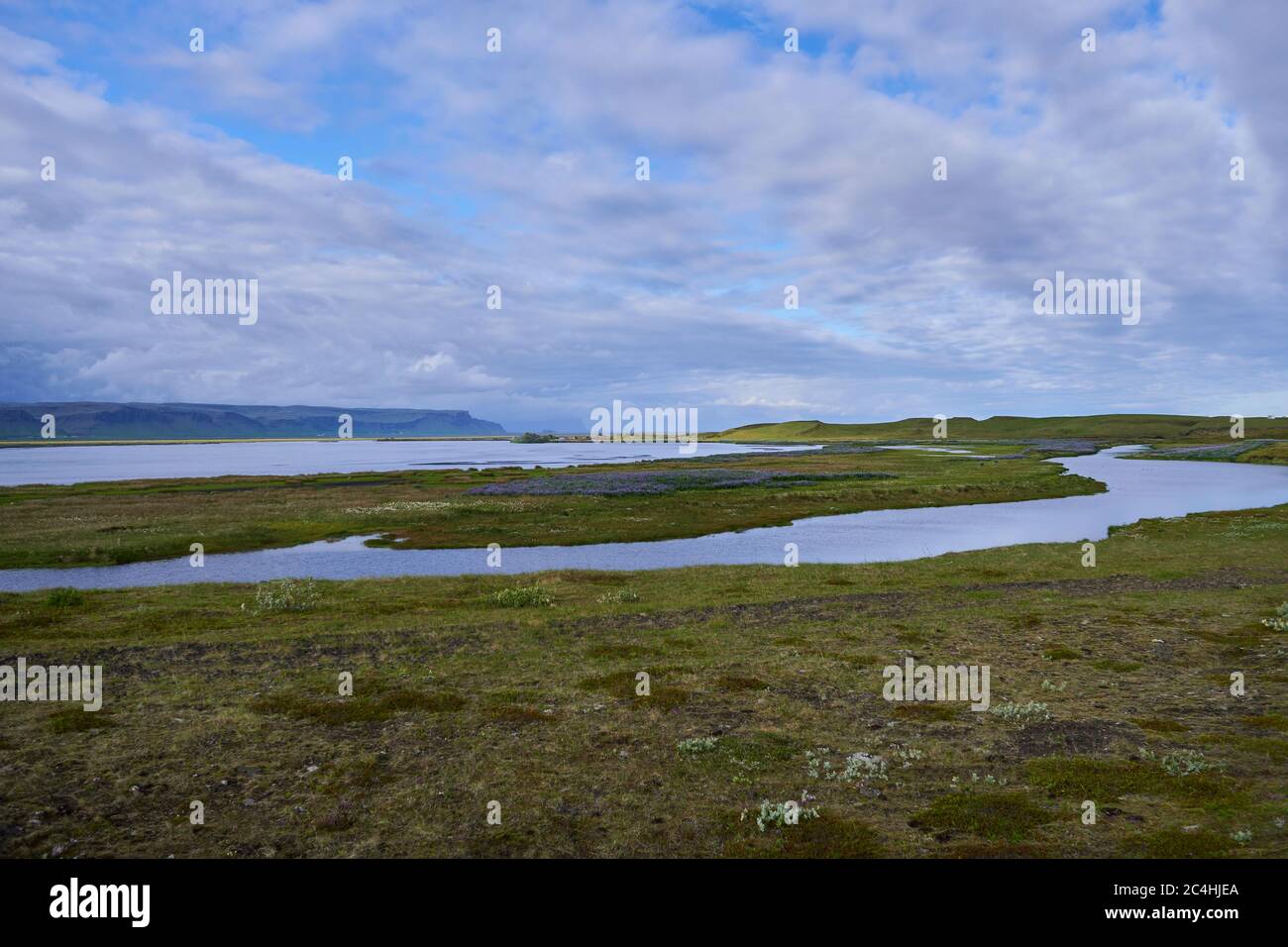 Kirkjubaejarklaustur, ätherische Landschaften während der Mittsommernacht im Süden Islands Stockfoto