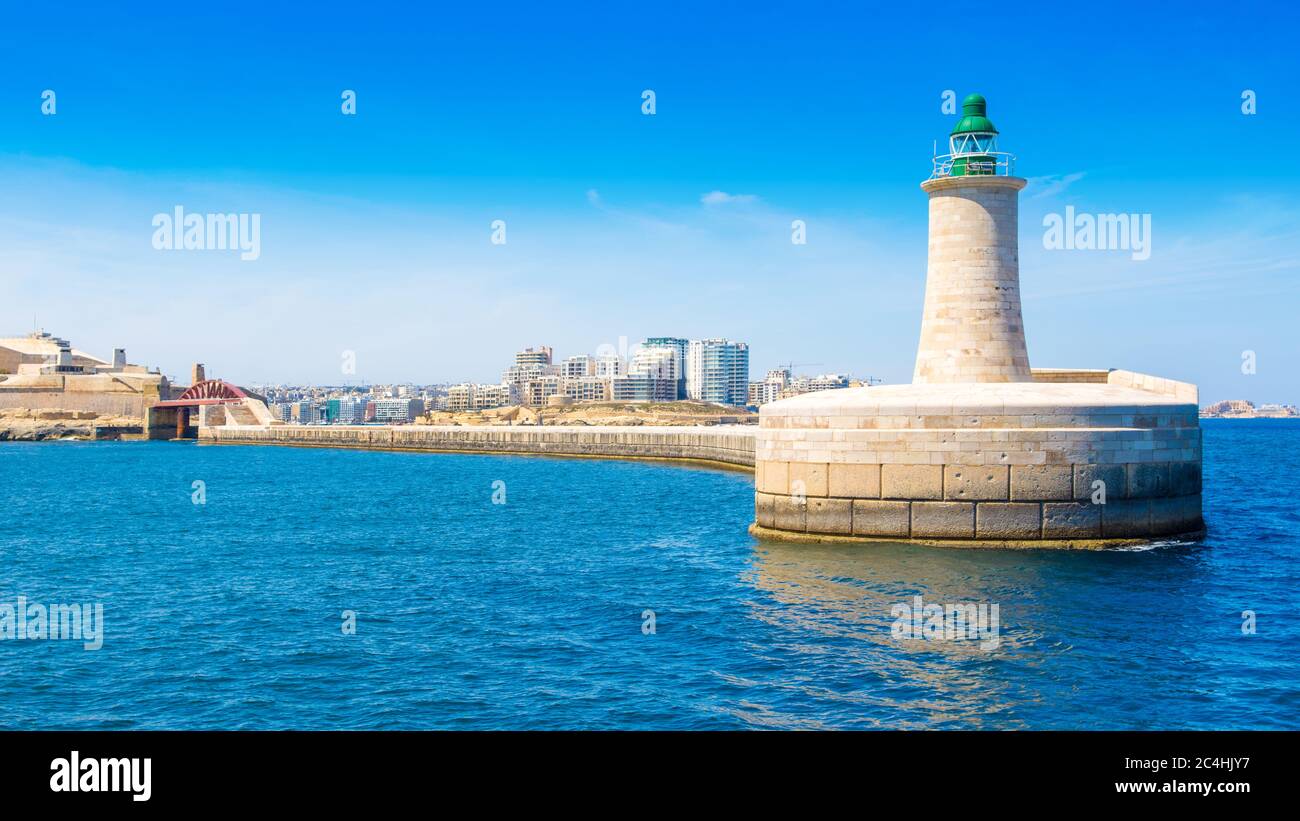 Landschaft mit St. Elmo Leuchtturm und Panorama von Sliema, Malta Stockfoto