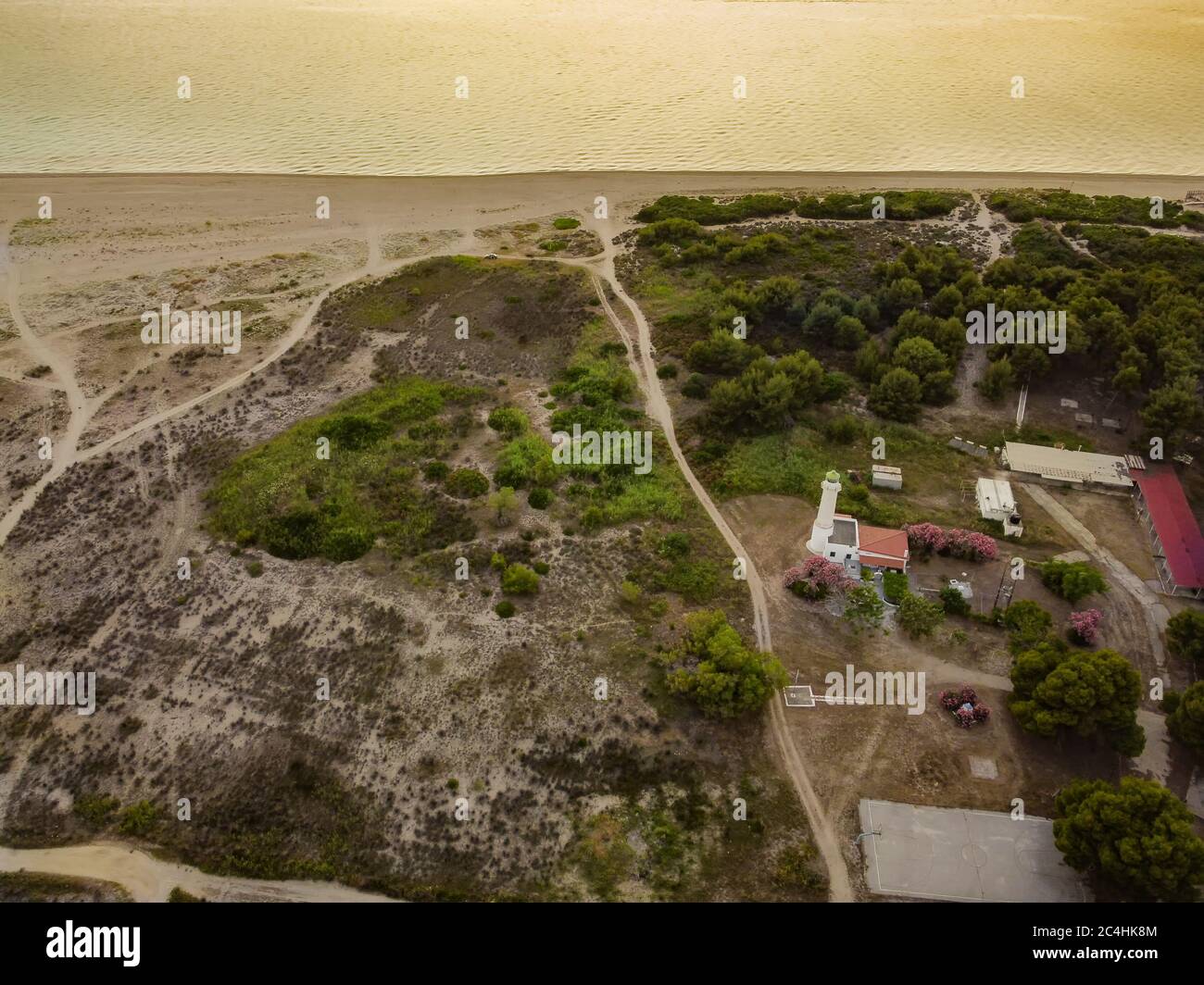 Leuchtturm Landschaft Küsten Drohne erschossen Griechenland. Abends Luftaufnahme des phare-Leuchtfeuers am Kap Possidi in Sithonia Chalkidiki Halbinsel neben dem Strand Stockfoto