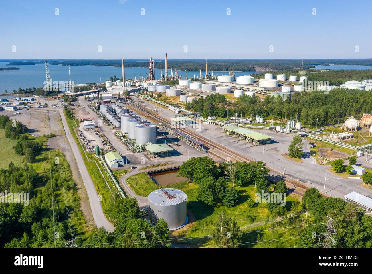 Luftaufnahme der Ölraffinerie Neste in Naantali, Finnland im Sommer Stockfoto