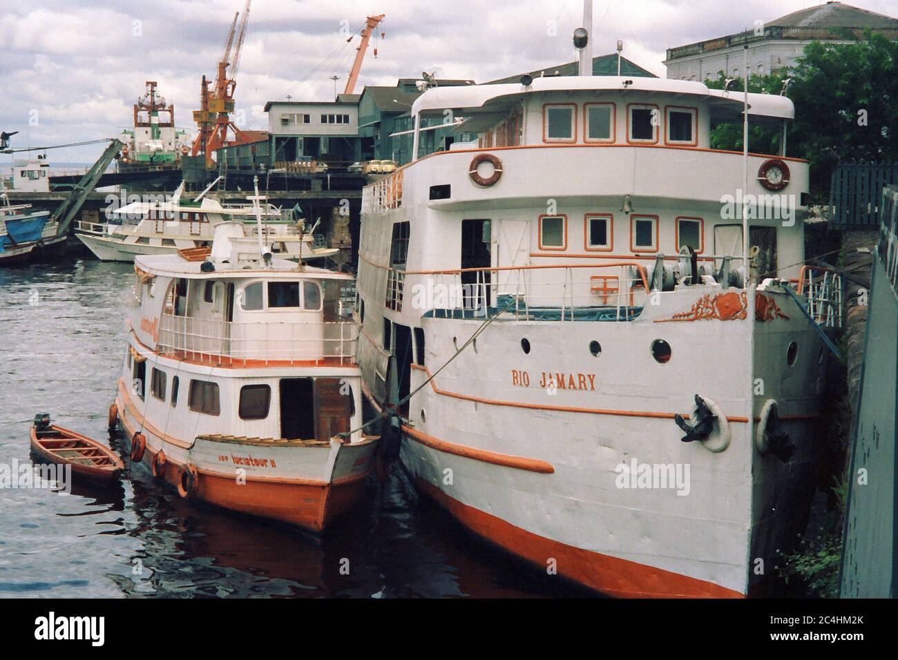 Zwei Schiffe vertäuten in den 1980er Jahren im Hafen von Manaus, Amazonas, Brasilien Stockfoto