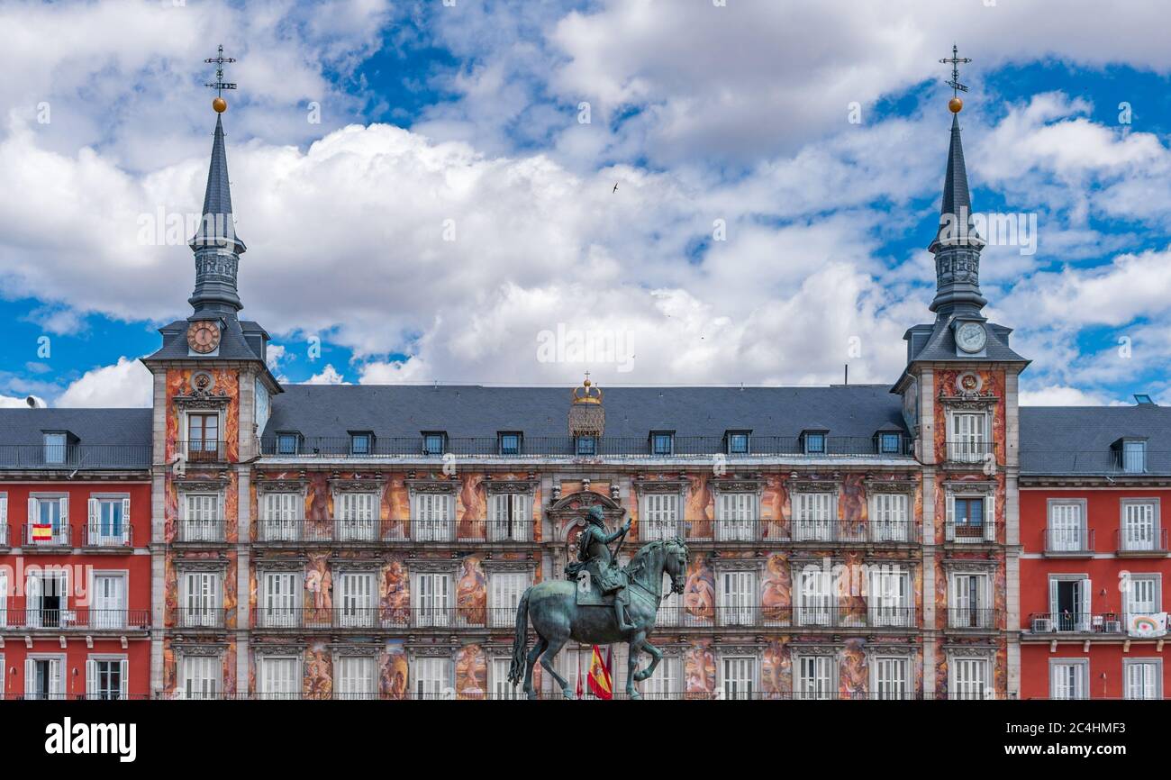 Madrid Mayor plaza Fassade mit Vintage-Statue Stockfoto