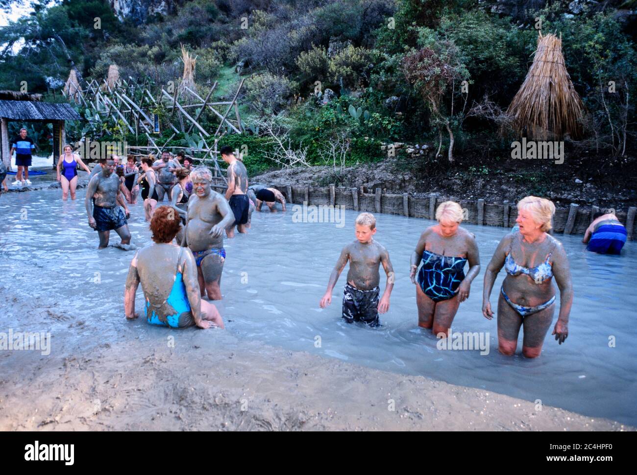 Menschen bedeckt mit Schlamm Thermalschlammbäder Ilica Dalyan Delta Türkei Stockfoto