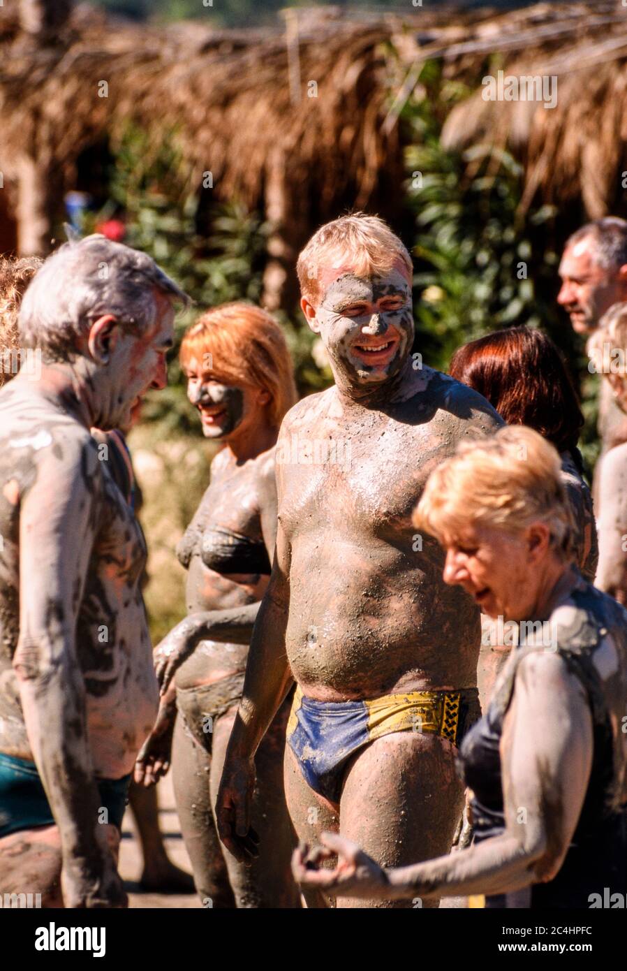 Menschen bedeckt mit Schlamm Thermalschlammbäder Ilica Dalyan Delta Türkei Stockfoto