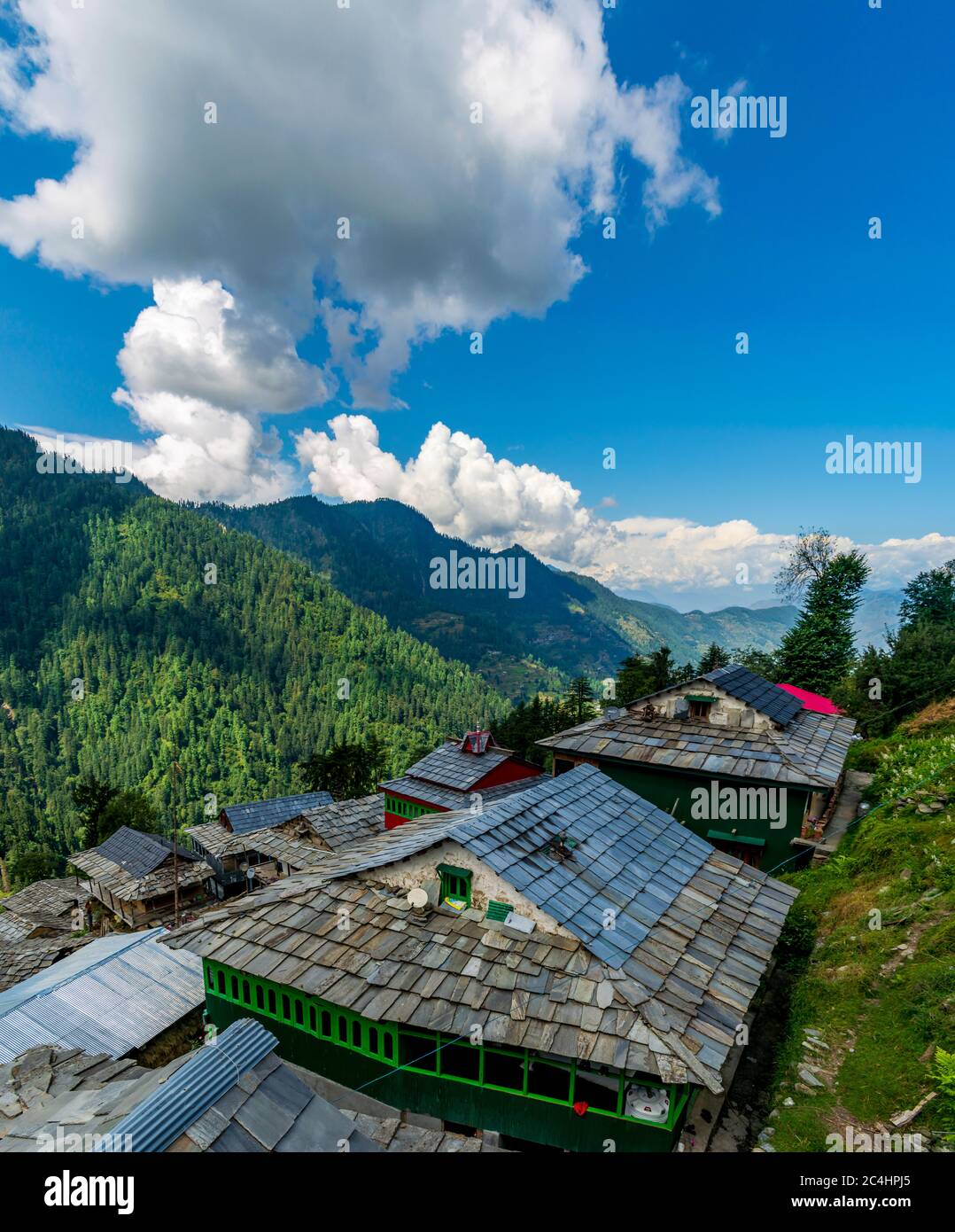 Ein Haus in den Bergen, Shoja, Himachal Pradesh, Indien Stockfoto