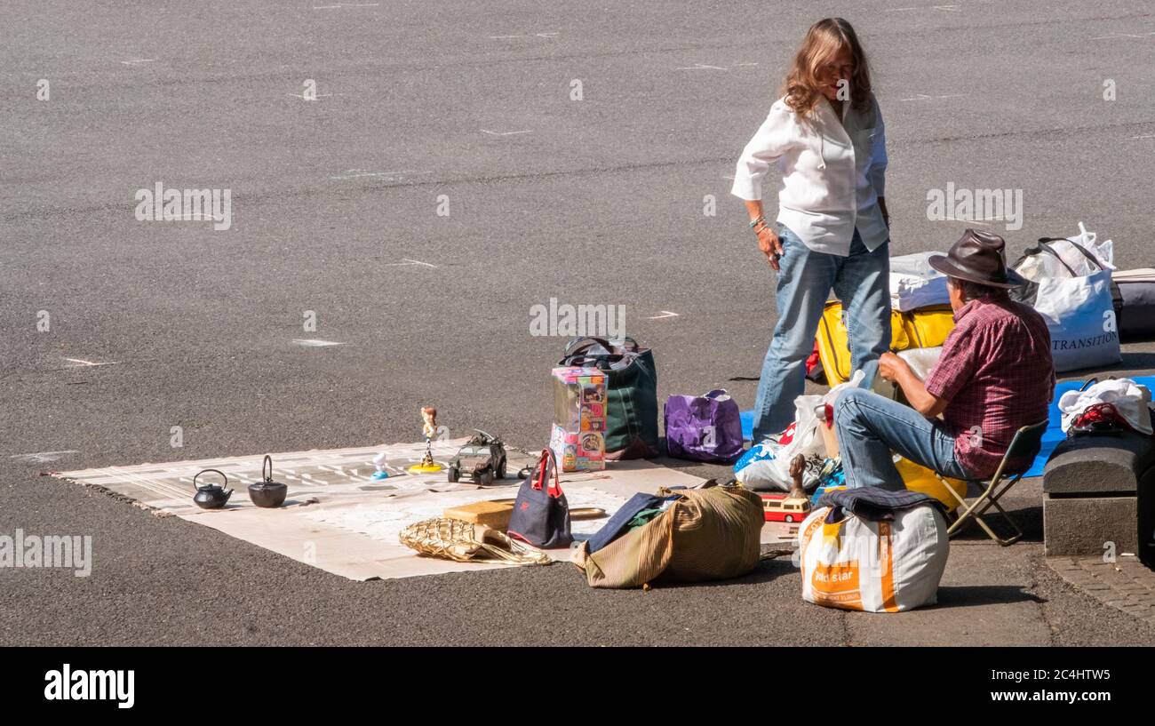 Flohmarkt-Anbieter bereitet sich auf den Verkauf ihrer Waren in Shinjuku, Tokio, Japan. Stockfoto