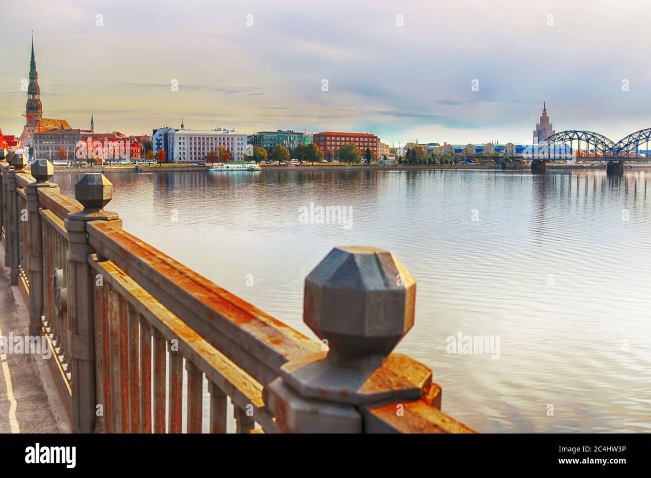 Ansicht der Stadt Riga frome Stone Bridge, Riga, Lettland. St. Peter Kirche (links), Lettische Akademie der Wissenschaften rechts und Eisenbahnbrücke (rechts) Stockfoto