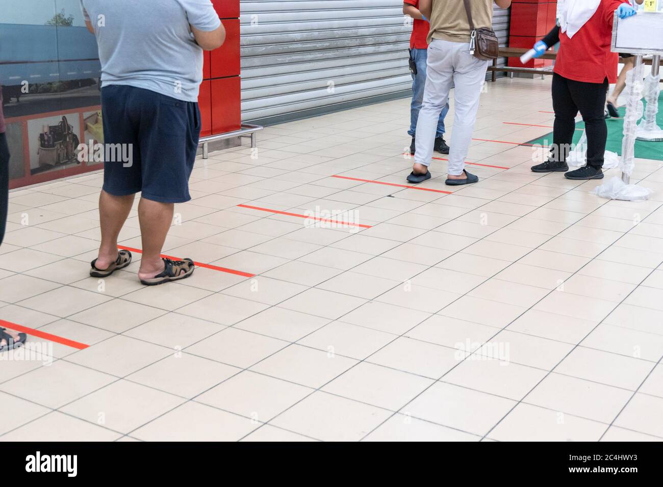 Soziale Distanzierung am Eingang zum Supermarkt in Malaysia mit 1 Meter