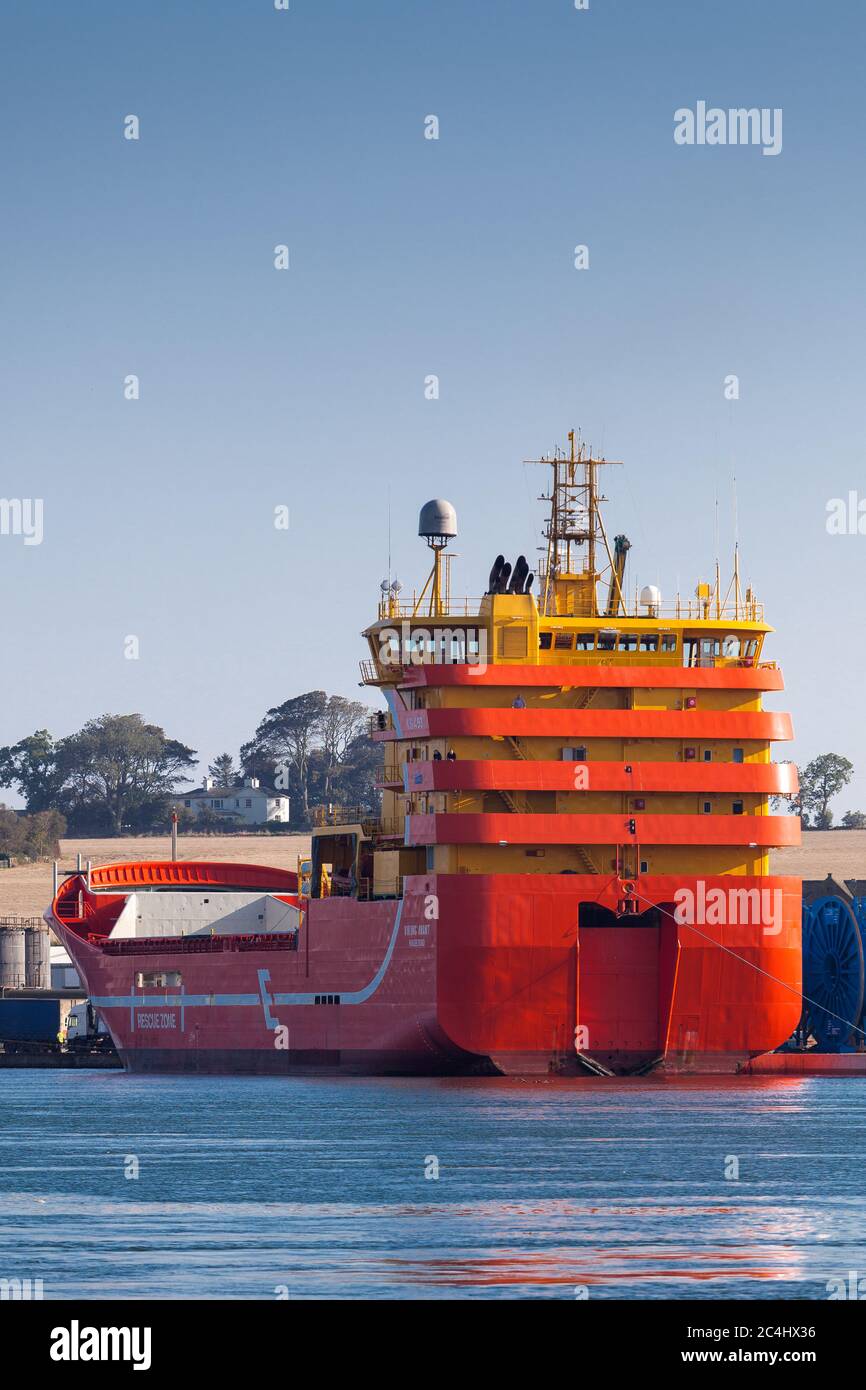VIKING AVANT ist mit Brücke und Motor hinten gebaut, im Gegensatz zu allen zuvor gebauten Ölplattform Versorgungsschiffe an Montrose Schottland Beladung s Stockfoto VIKING AVANT ist mit Brücke und Motor hinten gebaut, im Gegensatz zu allen zuvor gebauten Ölplattform Versorgungsschiffe an Montrose Schottland Beladung s Stockfoto