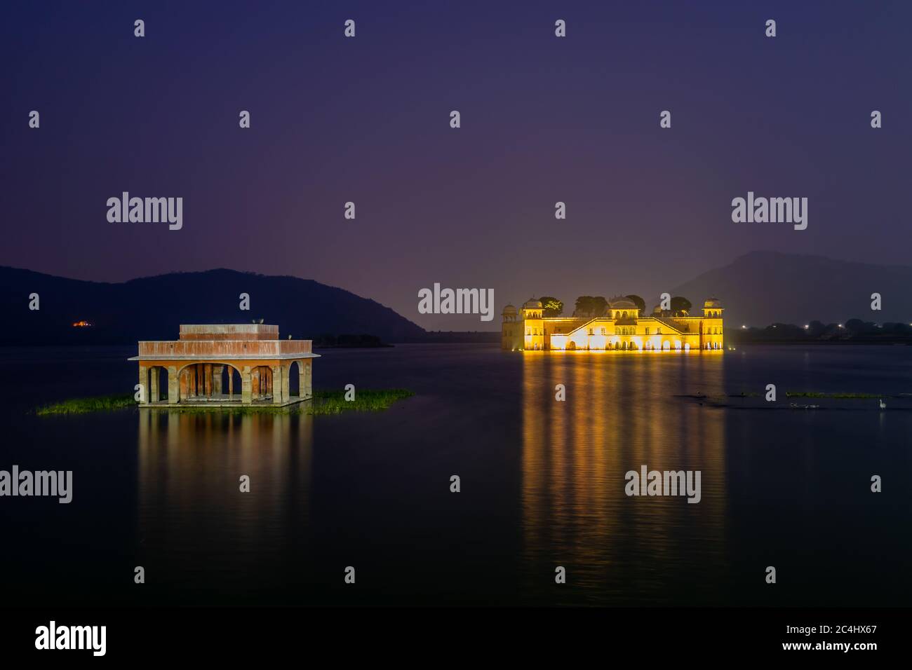 Der Blick auf Jal Mahal bei Nacht, Jaipur, Rajasthan, Indien Stockfoto