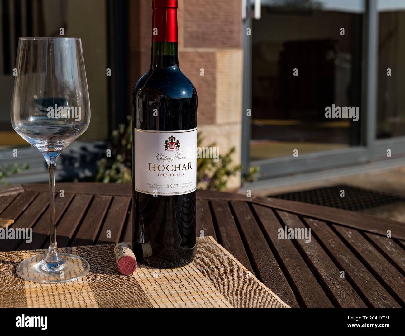 Flasche libanesischer Rotwein Musar Hochar aus dem Bekaa Valley und Weinglas für Sommer-Essen im Freien, Schottland, Großbritannien Stockfoto