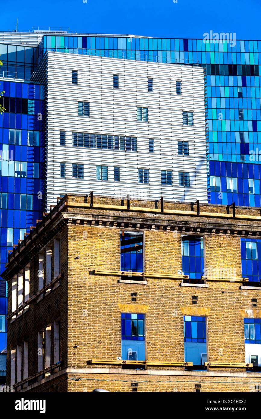 Die ursprüngliche, erhaltene Fassade des alten Royal London Hospital, das in ein Rathaus für Tower Hamlets umgewandelt wurde, und das neue Royal London Hospital im Hintergrund Stockfoto