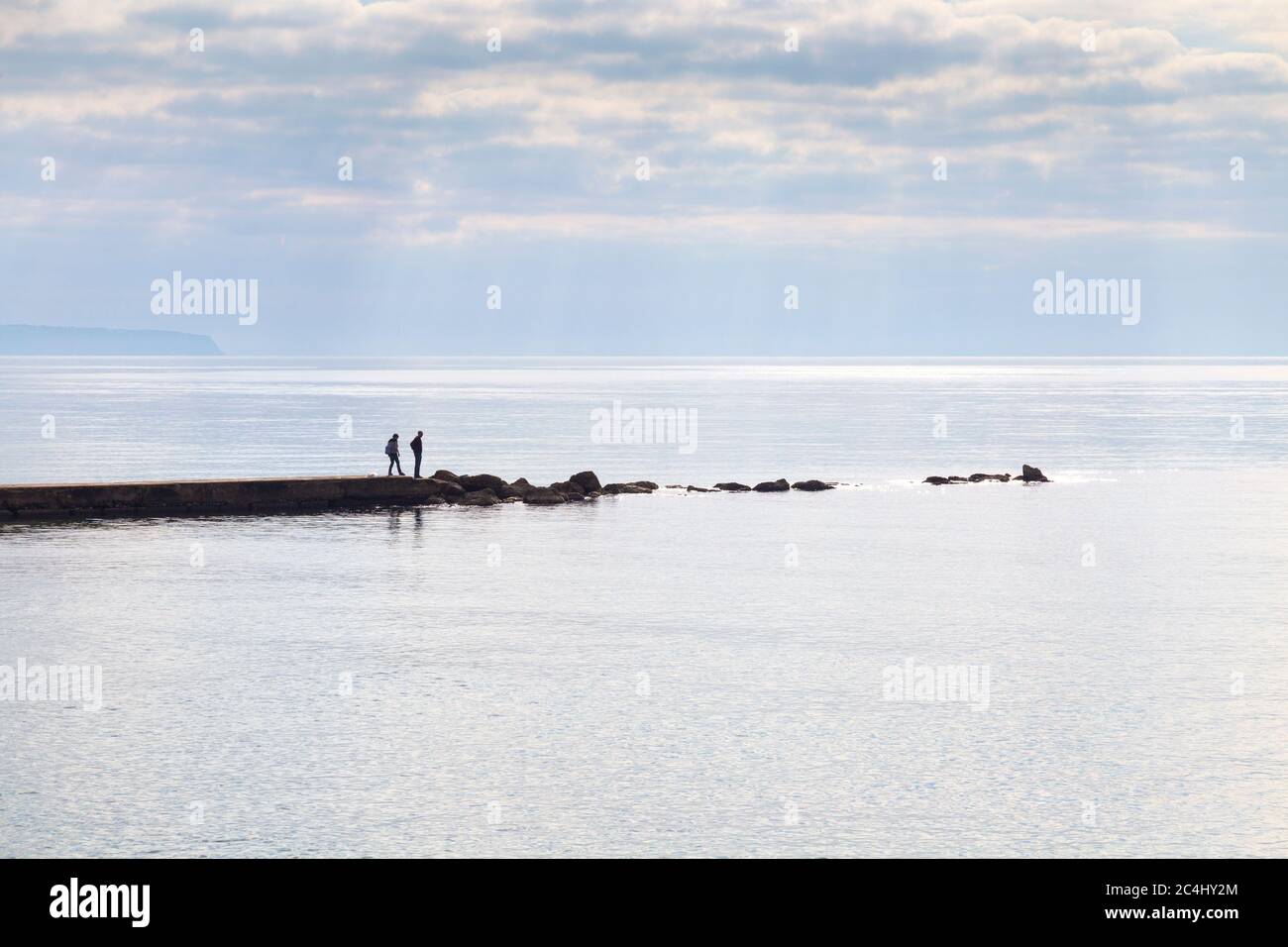 Silhouetten von Menschen gegen das Meer bei Platja de Can Pere Antoni, Palma, Mallorca, Spanien Stockfoto