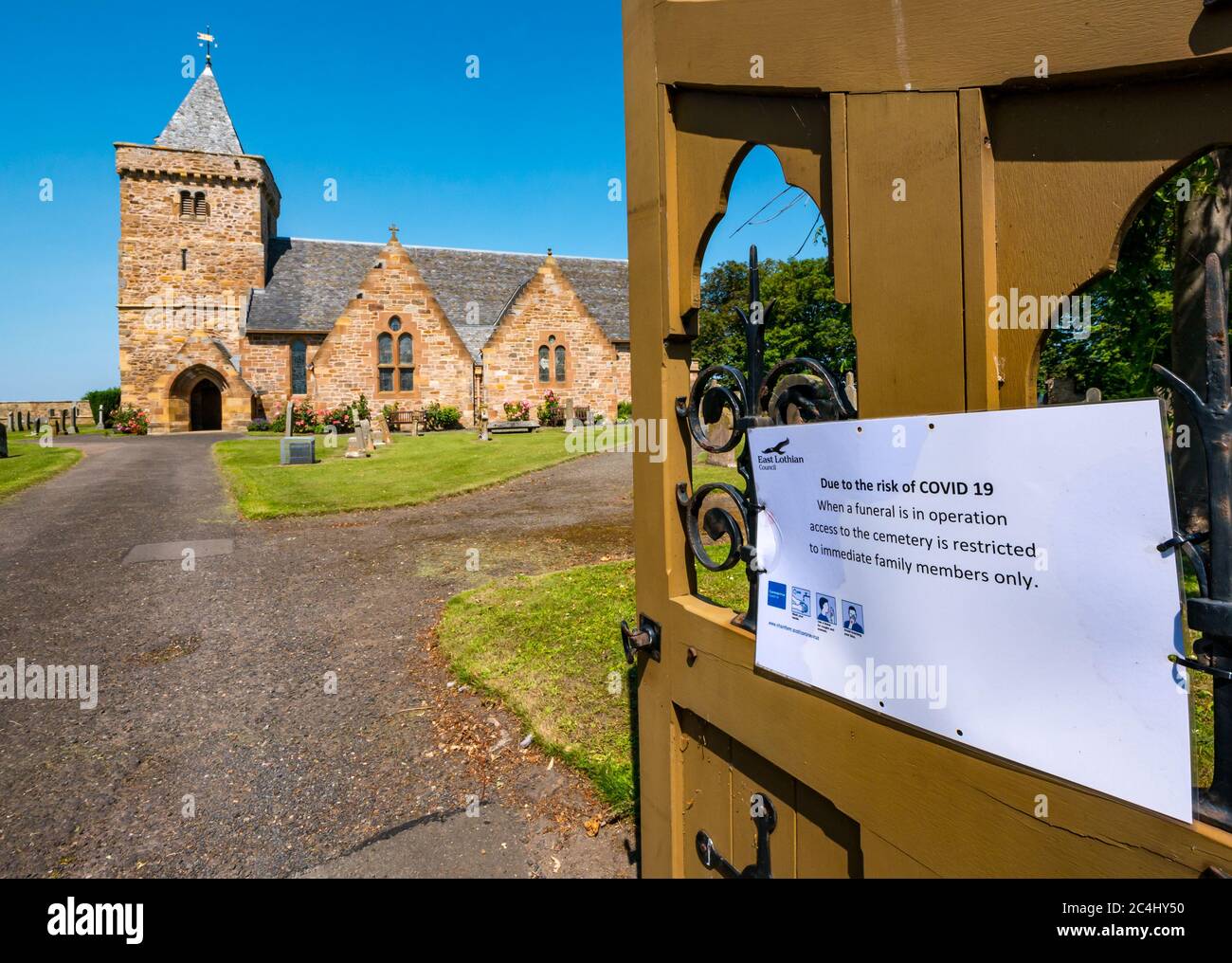Aberlady Parish Church mit Coronavirus Covid-19 Traueranzeige am Tor am sonnigen Sommertag, East Lothian, Schottland, Großbritannien Stockfoto
