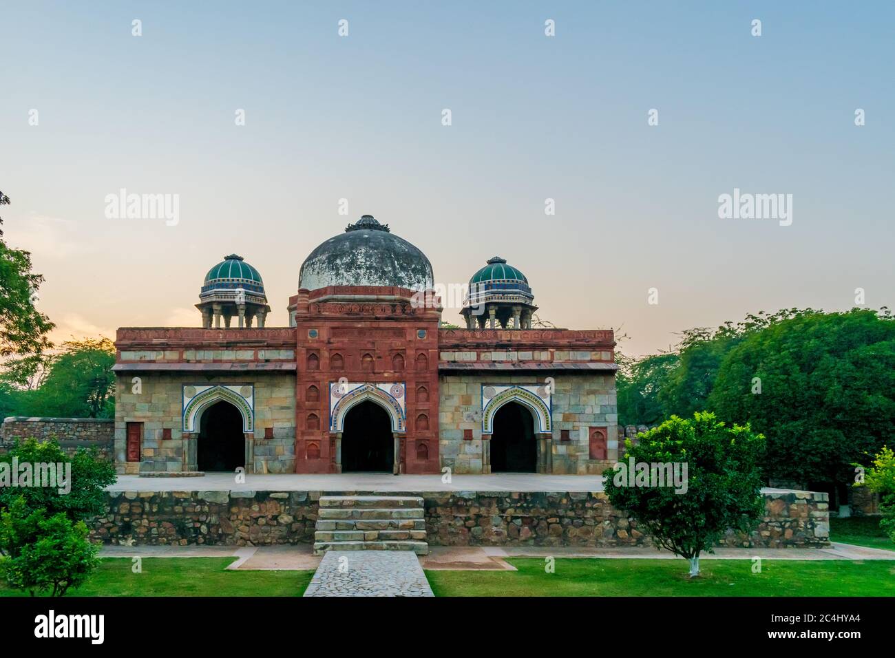 Ein Blick auf die Isa Khan Moschee bei Sonnenuntergang, Delhi, Indien Stockfoto