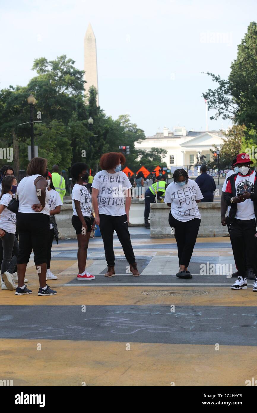 Washington, DC, USA. Juni 2020. Blick auf Black Lives Matters Plaza vor einem weiteren geschäftigen Wochenende in Washington, DC am 27. Juni 2020. Kredit: Mpi34/Media Punch/Alamy Live Nachrichten Stockfoto