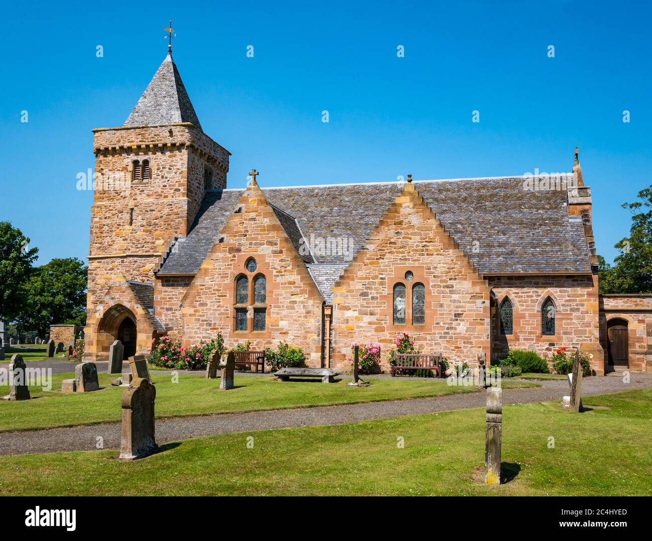 Aberlady Pfarrkirche mit alten Grabsteinen auf dem Kirchhof am sonnigen Sommertag, East Lothian, Schottland, Großbritannien Stockfoto