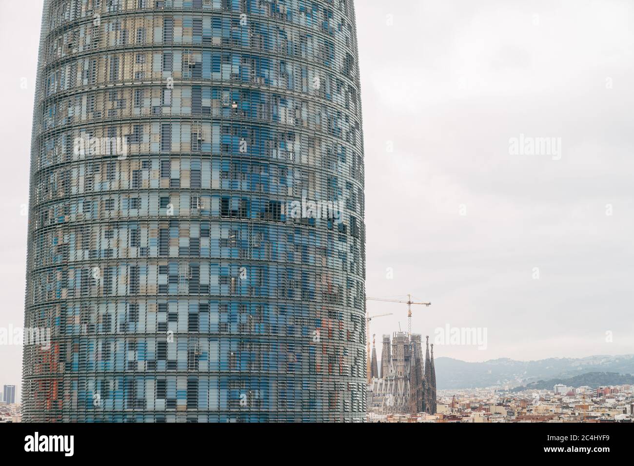 Barcelona, Spanien - 15. Dezember 2019: Agbar Tower - ein moderner 34-stöckiger Wolkenkratzer an der Diagonal Avenue 211, Barcelona, Katalonien an der Grenze von New Stockfoto