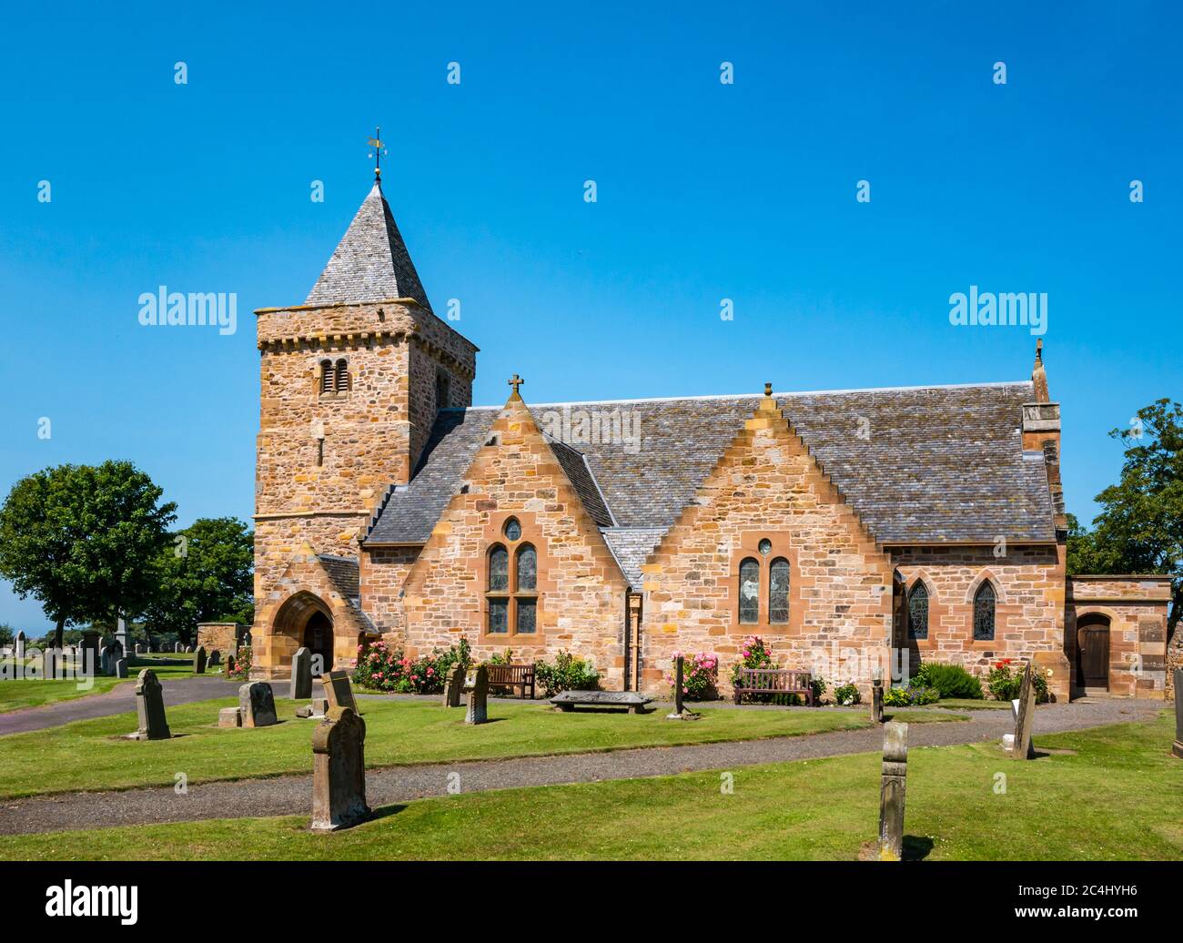 Aberlady Pfarrkirche mit alten Grabsteinen auf dem Kirchhof am sonnigen Sommertag, East Lothian, Schottland, Großbritannien Stockfoto