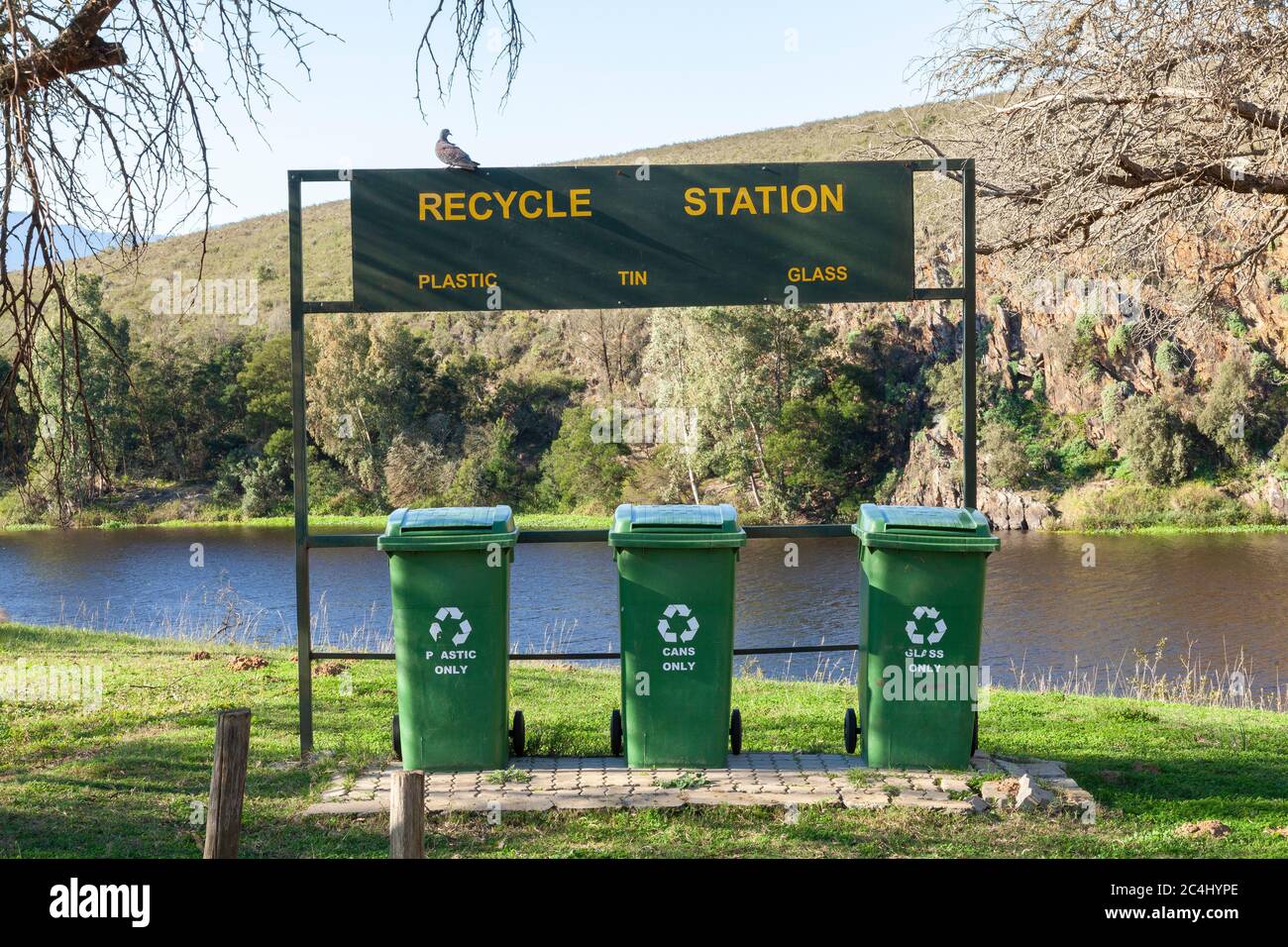 Recycle Station am Picknickplatz am Breede River, Bontebok National Park, Swellendam, Western Cape, Südafrika mit gesprenkelten Tauben auf der man sitzen kann Stockfoto