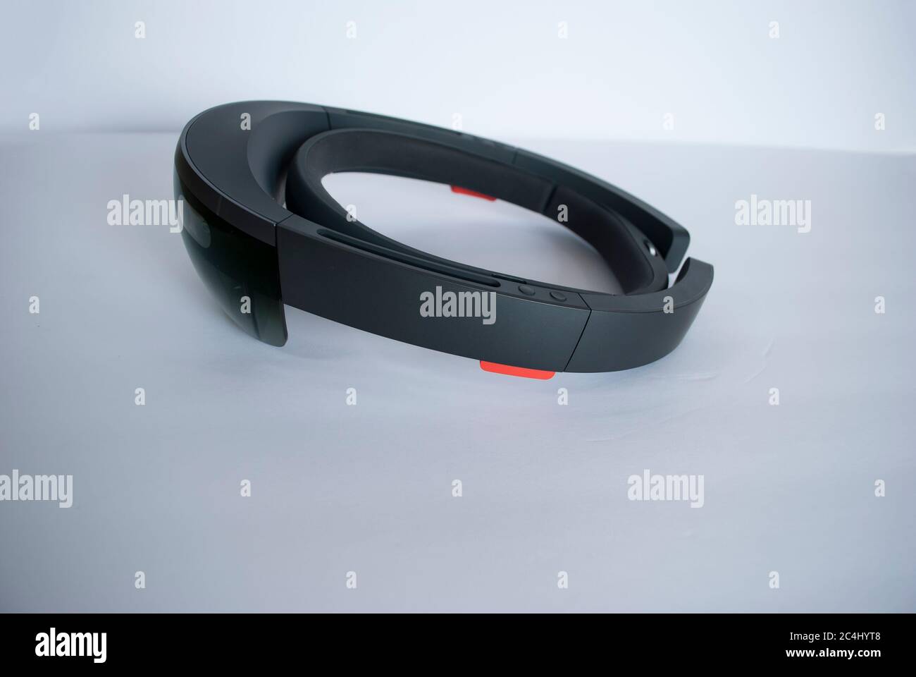 Virtuelle hololens. Smart Glasses isoliert auf weiß. Virtual Reality-Headset. Vorderansicht. Rückansicht. Mixed Reality-Headset isoliert. Stockfoto