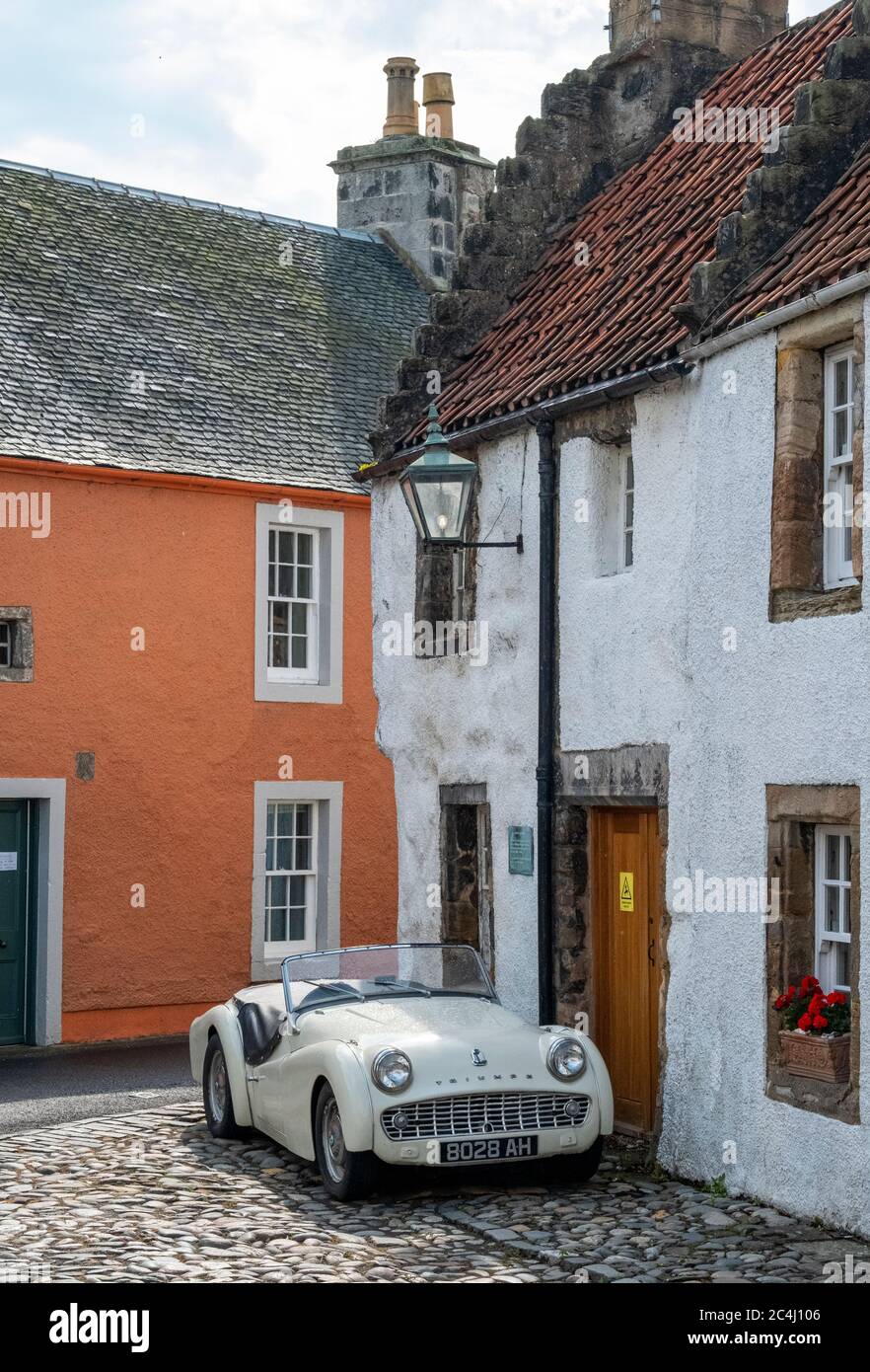 Oldtimer-Sportwagen (Triumph TR3A 1959), geparkt in einer Straße in Culross, einer ehemaligen königlichen Burg, und Gemeinde in Fife, Schottland Stockfoto