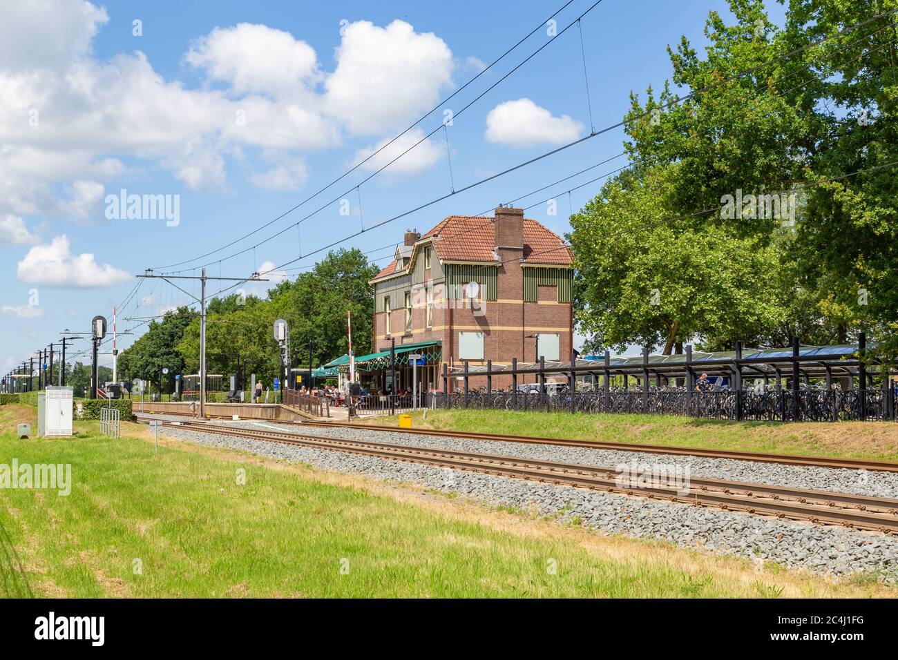 Dalfsen, Niederlande - jJuni 20, 2020: Schöner alter Bahnhof in Dalfsen, Overijssel, Niederlande, Europa Stockfoto