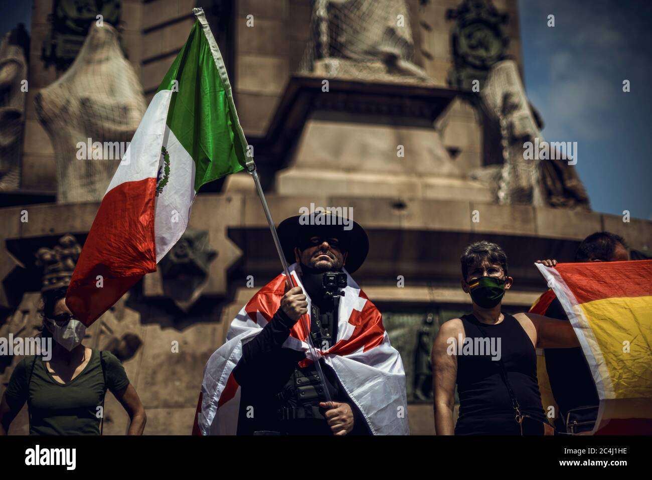 Barcelona, Spanien. Juni 2020. Ein Demonstranten mit mexikanischer Flagge trägt ein Zorro-Kostüm während eines Protestes der rechtsgerichteten Partei VOX am Kolumbus-Denkmal in Barcelona, um gegen die Forderungen von linksextremen Gruppen zu protestieren, die Statue in Verbindung mit den jüngsten Black Lives Matter und Anti-Rassismus-Protesten nach dem afroamerikanischen Bürger George Floyd zu entfernen Getötet, während sie von Minneapolis Polizei zurückgehalten. Quelle: Matthias Oesterle/Alamy Live News Stockfoto