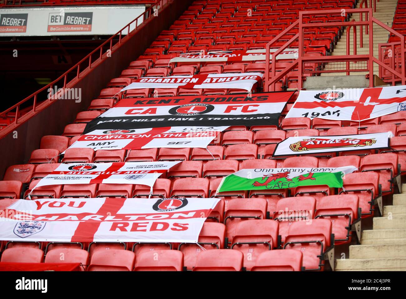 Charlton Athletic Flaggen decken die leeren Sitze während des Sky Bet Championship Spiels im Valley, London. Stockfoto