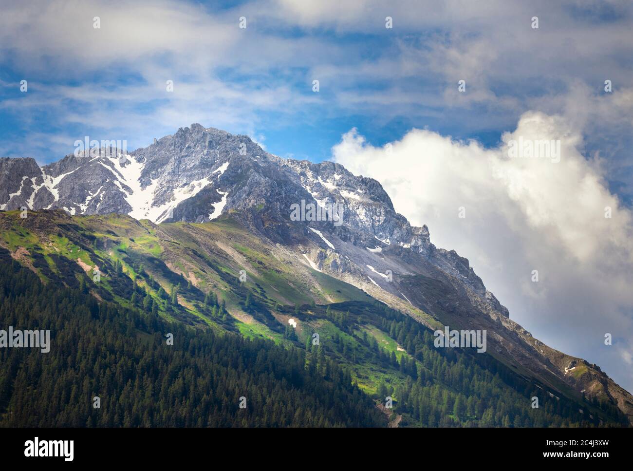 Wunderschöne Berge über blauem Himmel Stockfoto