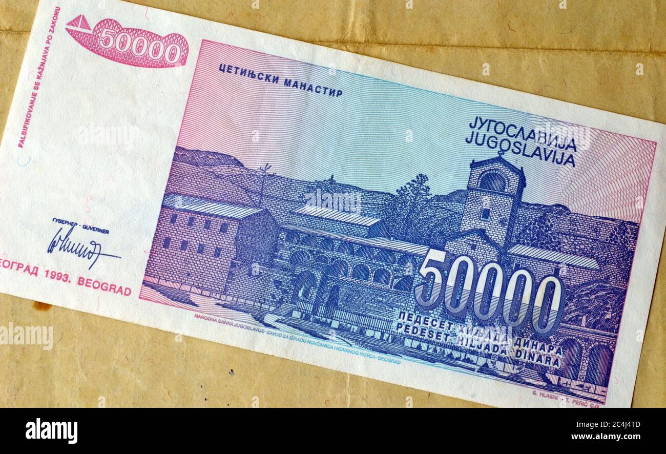 Rückseite von 50.000 Dinar Papierbanknote, die von Jugoslawien herausgegeben wurde und Kloster Cetinje zeigt Stockfoto