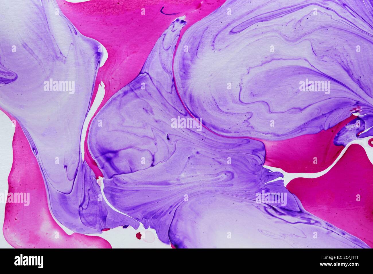 Abstrakter, marmorierter Effekt oder Hintergrundmuster mit frei fließenden Wirbeln aus Lila und Magenta auf Weiß im Vollformat Stockfoto