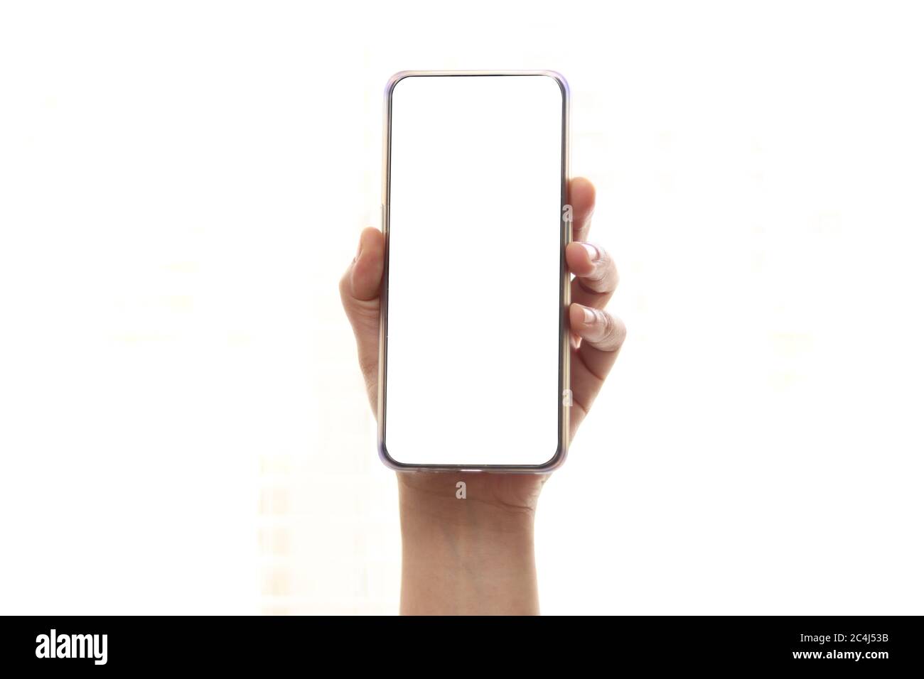 Nahaufnahme von Erwachsenen Hand halten Telefon isoliert auf weißem, Modell-Smartphone weißen Farbe leeren Bildschirm, vertikale Position Stockfoto