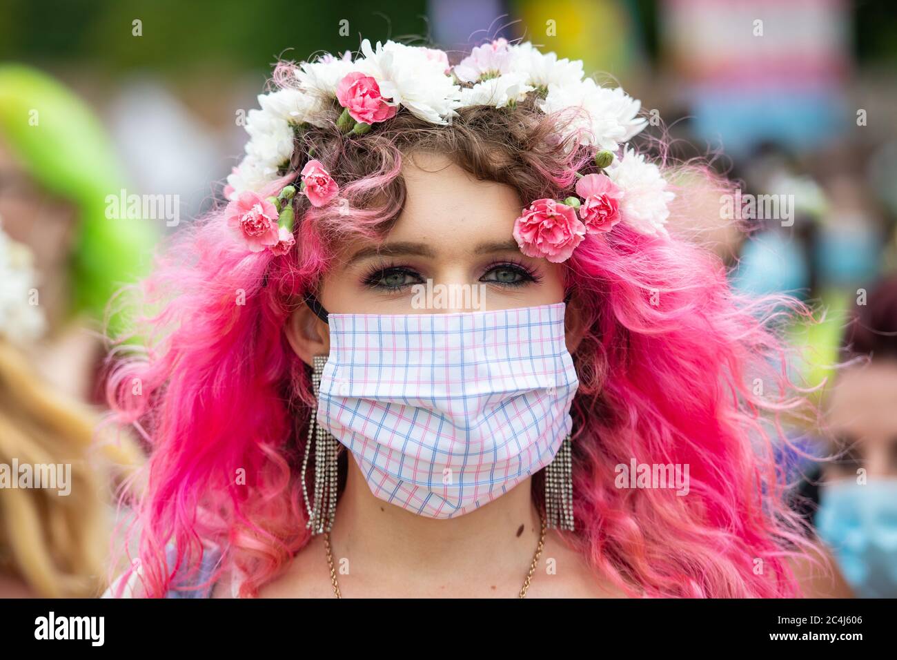 Menschen nehmen an einem Black Trans Lives Matter marsch vom Hyde Park, London, Teil, an dem Tag, an dem Pride in London stattfinden sollte, nachdem eine Reihe von Black Lives Matter Protesten in ganz Großbritannien stattfanden. Stockfoto